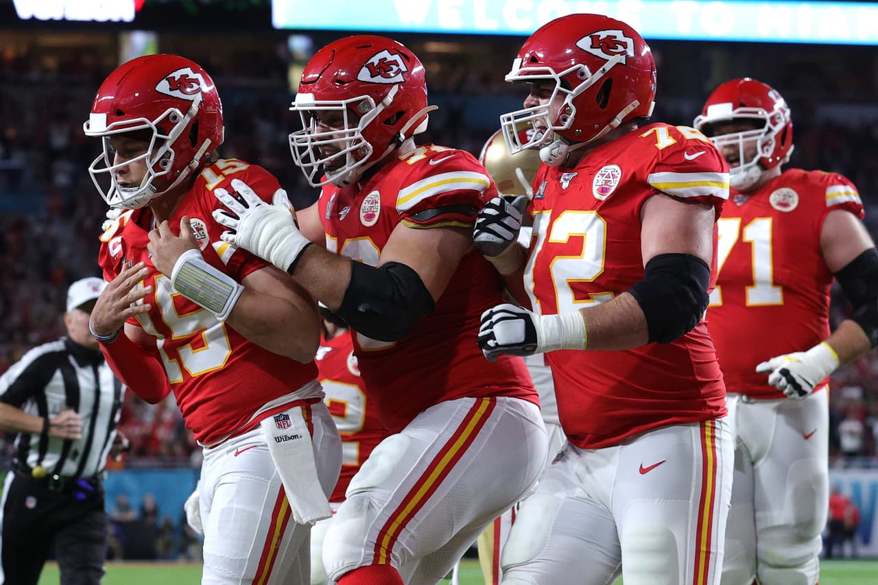 Patrick Mahomes anotó el primer touchdown del partido tras una jugada'read option'. Le tomó 7 minutos y 26 segundos a los Chiefs llevar el balón a las diagonales.