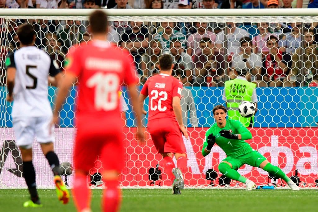 Sin lugar a dudas para la selección de Suiza en el primer tiempo su gran figura fue Yann Sommer. Aquí el portero del Borussia Monchengladbach volviendo a cerrar la compuerta.