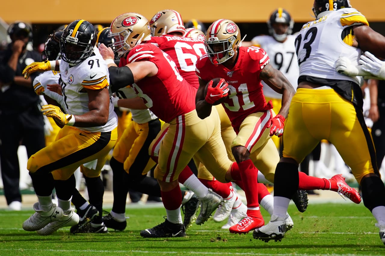 El ataque terrestre de San Francisco fue bien comandado por parte de Raheem Mostert y Matt Breida. El primero de estos alcanzó 79 yardas en 12 acarreos y el segundo tuvo dos carreras menos y 68 yardas totales. Se combinaron para 147 yarads de los 168 totales del equipo en este rubro.