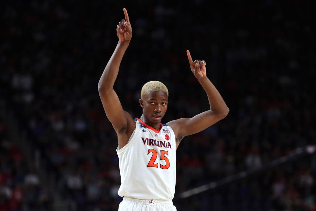 El guineano Mamadi Diakite (25) de los Virginia Cavaliers en una de las primeras ofensivas del equipo campeón de la ACC.