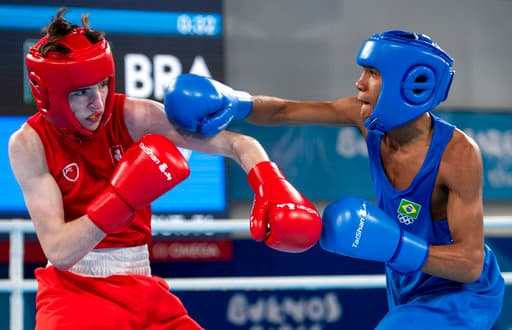 El brasileño Luiz Gabriel Do Nascimento Chalot y Dean Patrick Clancy de Irlanda, en pleno combate por la medalla de bronce en la división peso mosca en Buenos Aires 2018.