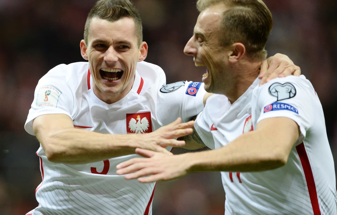 El polaco Krzysztof Maczynski (izquierda) festeja con Kamil Grosicki tras anotar un gol en el partido contra Montenegro por las eliminatorias de la Copa del Mundo, el domingo 8 de octubre de 2017, en Varsovia. (AP Foto/Alik Keplicz)