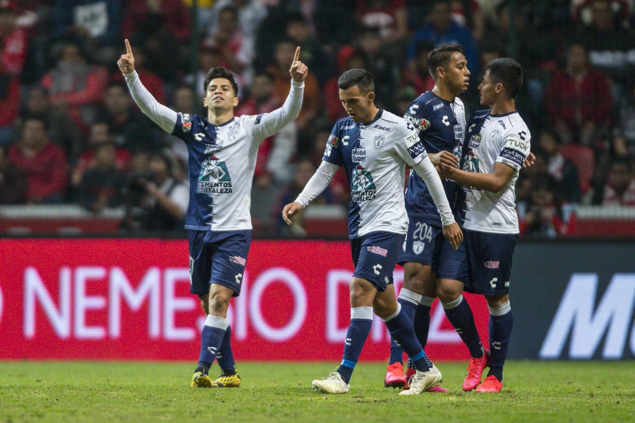 El atacante, Víctor Dávila sorprende a Talavera y abre el marcador en favor del Pachuca.