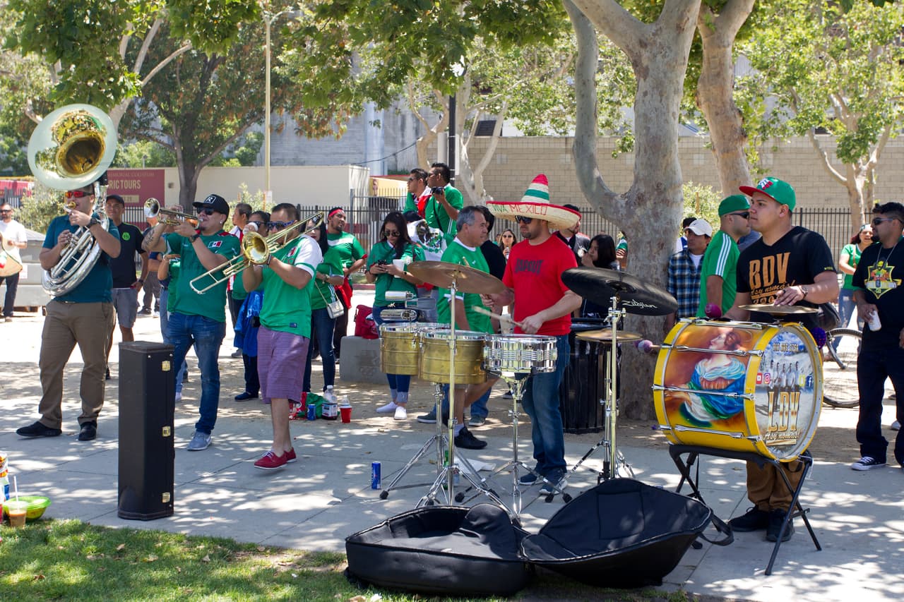 Con sombreros, maquillaje, máscaras y sobre todo, mucha actitud y mucha fiesta, la afición mexicana de Los Angeles apoyó de gran manera al TRI en su partido ante Croacia.