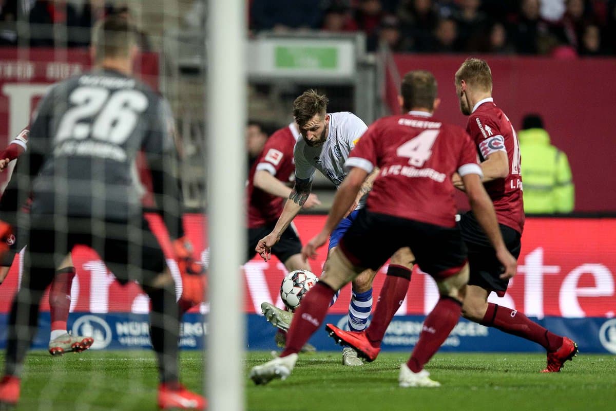 El serbio Matija Nastasic al 85' le dio el empate al Schalke 04 aprovechando un error de la defensa local.