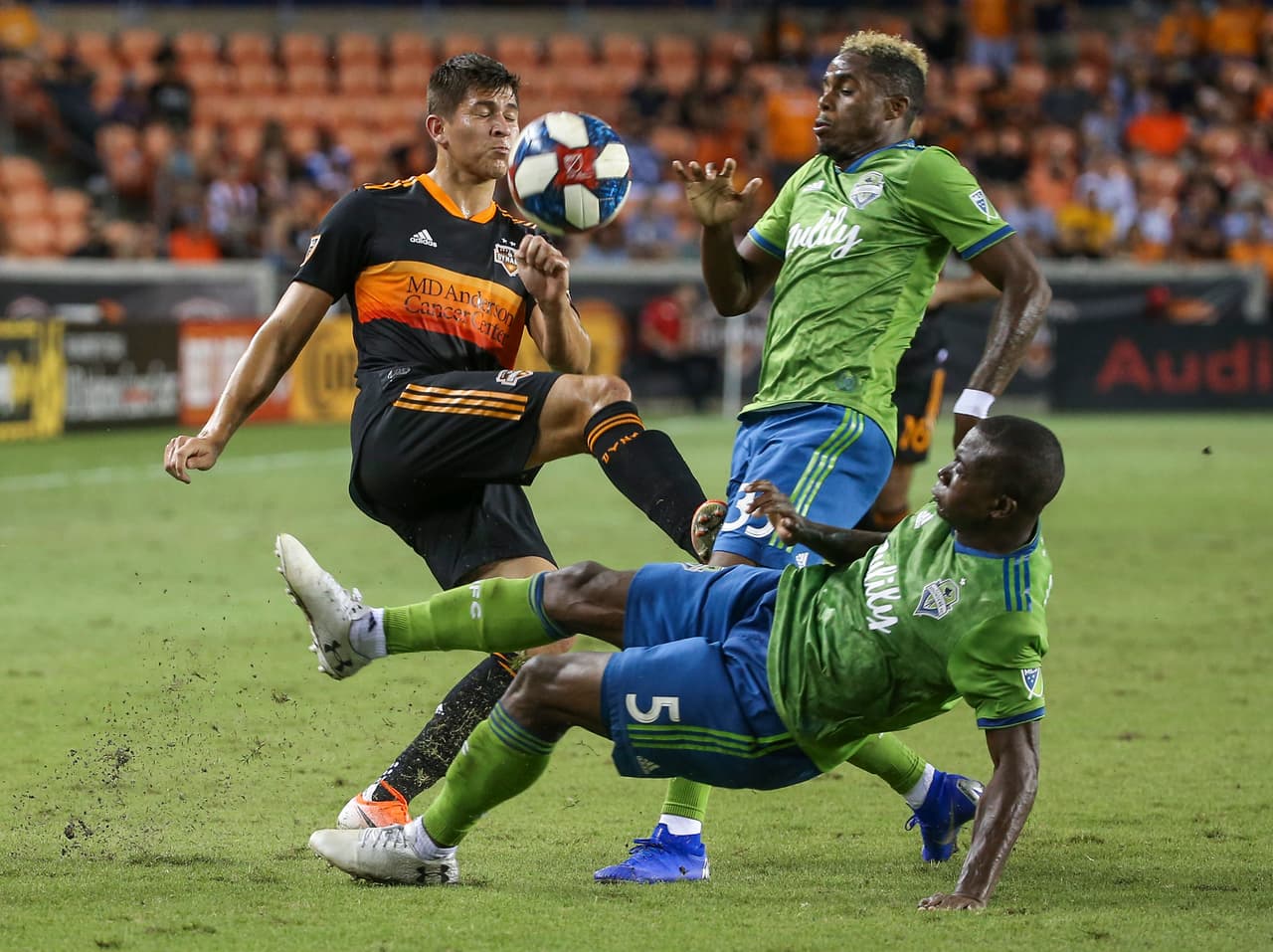 Seattle contuvo al peligroso ataque del Dynamo en Houston, y sacaron los tres puntos. El camerunés Nouhou Tolo contribuyó de manera notable a mantener el cero.