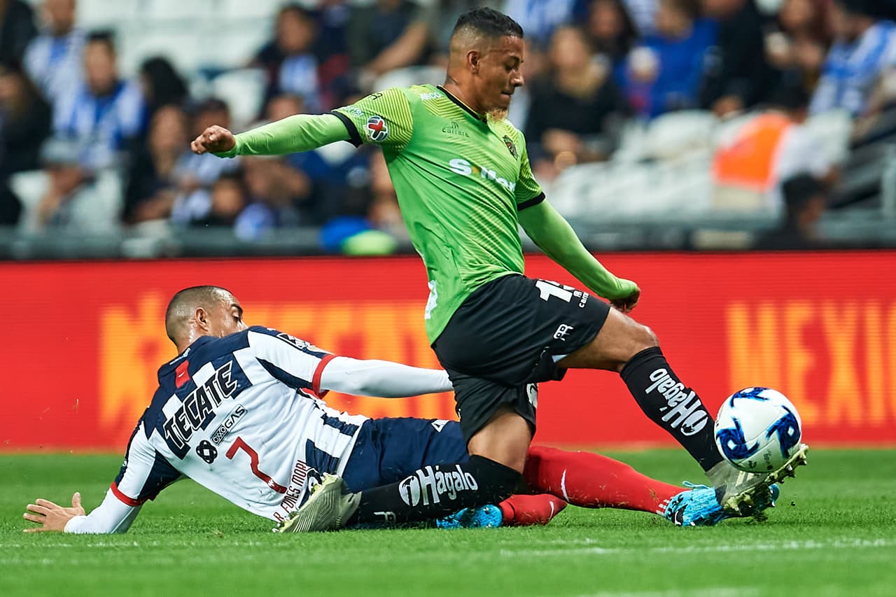 Rayados ejerció presión en la zona central del campo para recuperar la pelota, incluso su goleador Funes Mori se mantenía peleando el esférico en todos los sectores del campo.