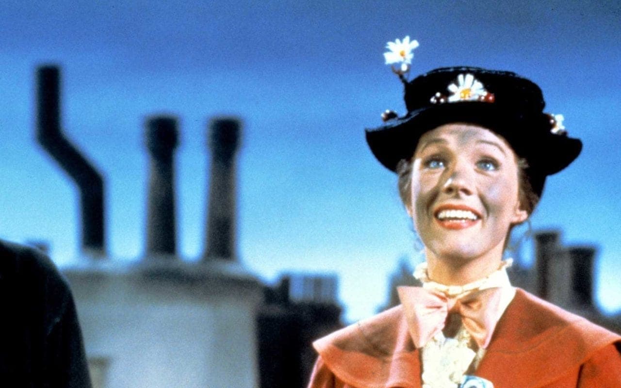 El autor tenía una conexión especial con 'Mary Poppins', pues fue su primera obra y tuvo mucho éxito; rumores afirman que, durante el estreno de la pelícua, lloró en su butaca y nunca permitió que Disney hiciera una segunda parte.