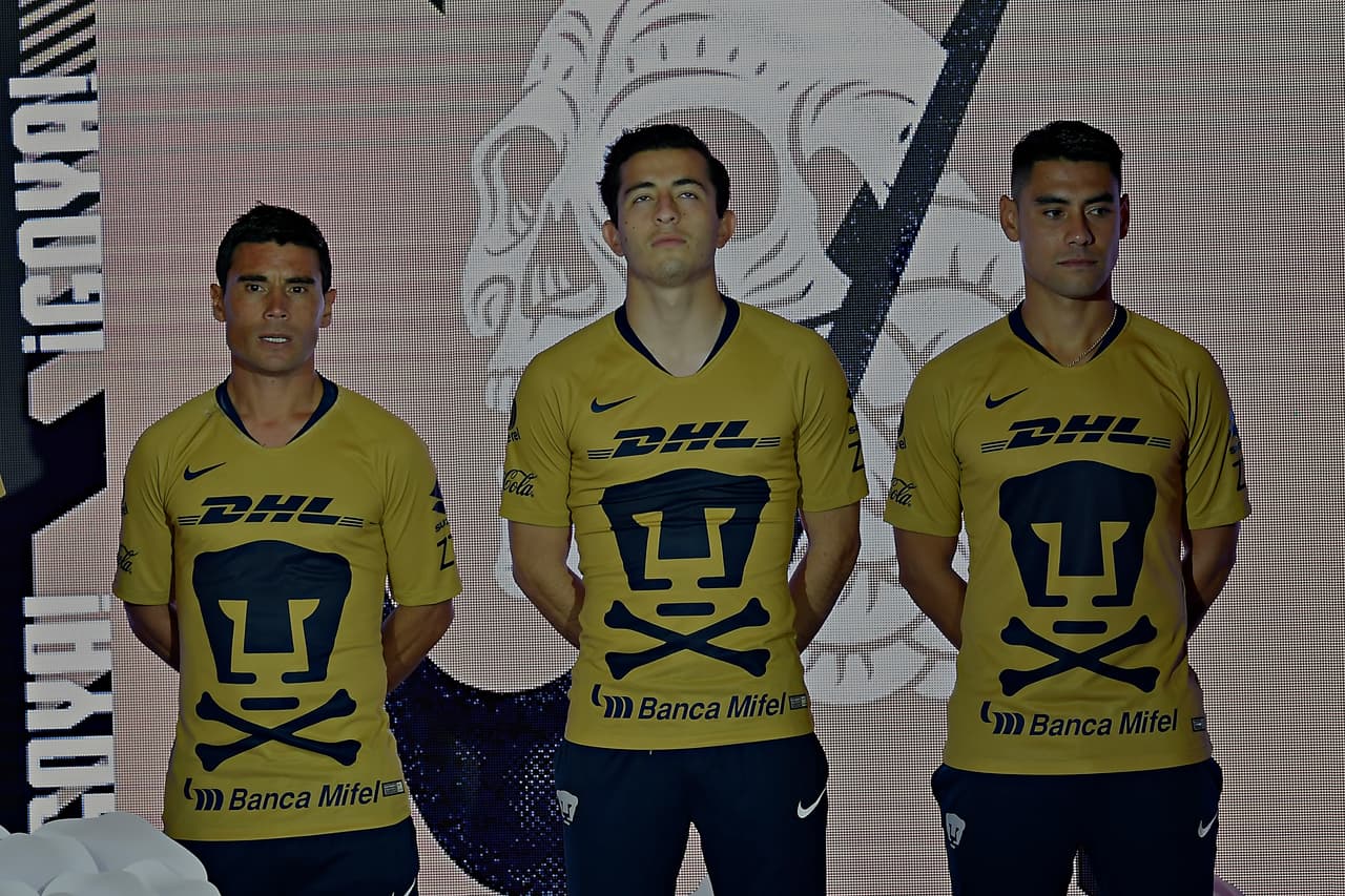 El diseño original apenas tiene una leve variación desde el logo de Pumas, con dos huesos que hacen alusión a una calavera.