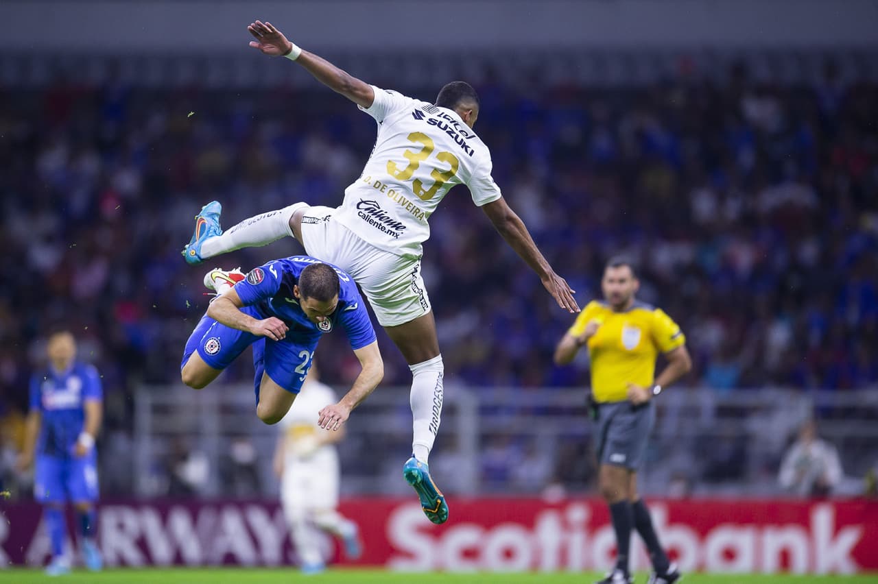 La segunda parte inició, increíblemente, con el 0-0 en la pizarra, pero el ritmo del partido no cambió: ida y vuelta de Pumas y Cruz Azul, a quien el tiempo se le consumía.