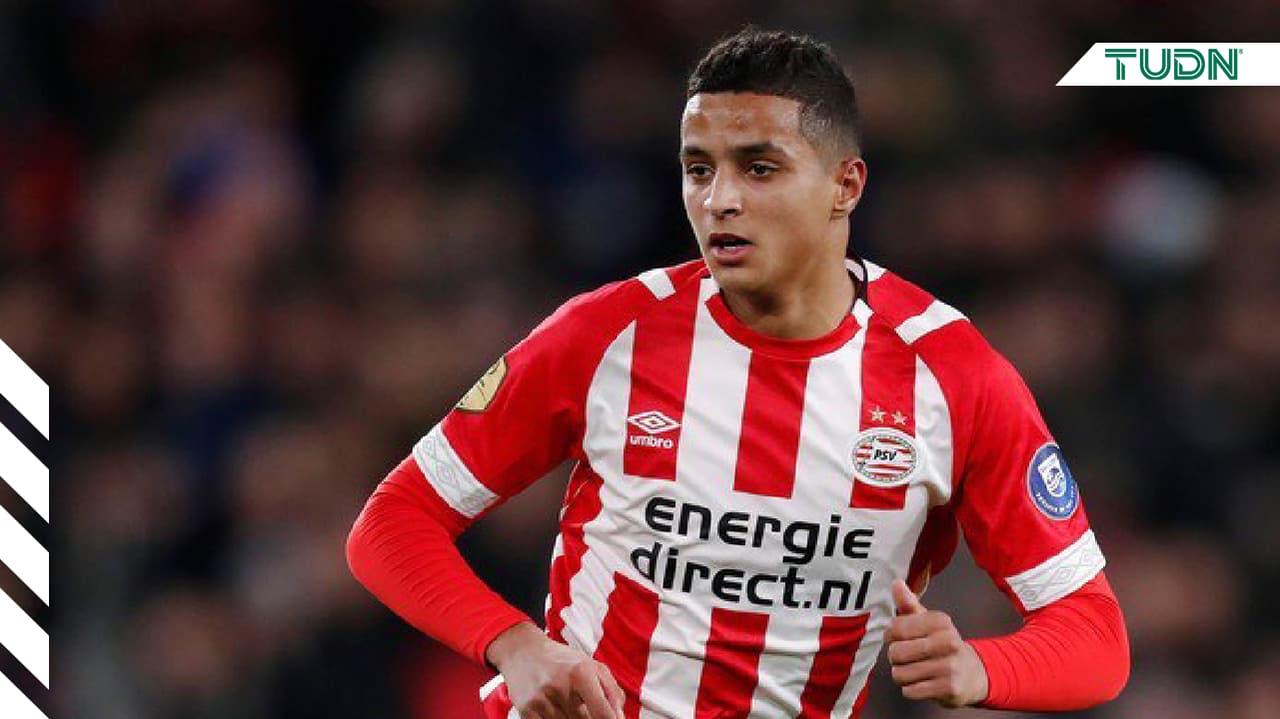 El número 24 del PSV recibió una ovación de parte de la afici´ón rival en una imagen para la posteridad.