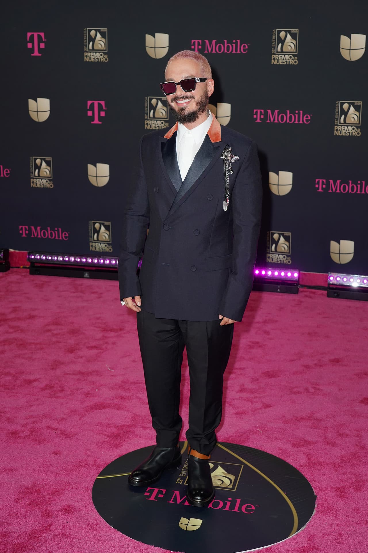 Entre los caballeros, llamó la atención la elección estilística J Balvin -quien en la 32 entrega de PLN fue nombrado "Ícono Mundial". El reggaetonero llevó un traje cruzado negro con solapas satinadas y detalles de color en el cuello. Accesorizó con gafas oscuras y un pin de dragón de lado izquierdo.