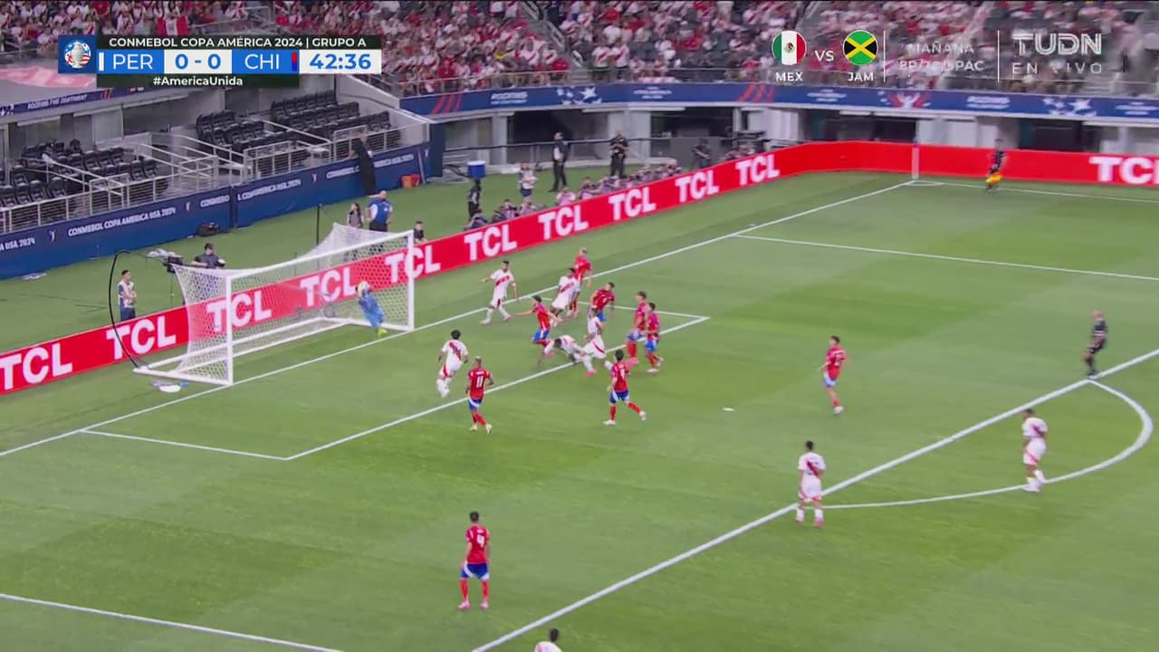 ¡Primera llegada de Perú! Miguel Araujo remata de cabeza