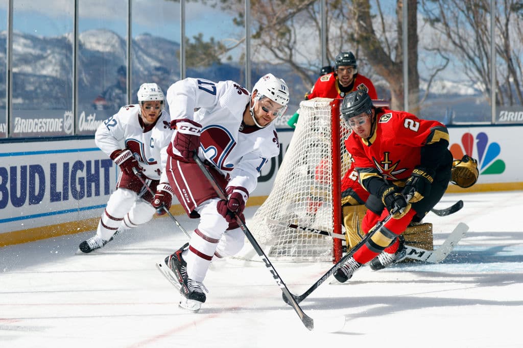 El duelo se llevó a cabo en el lago Tahoe, al aire libre y sin público. Ambos conjuntos son serios candidatos para levantar la Stanley Cup. “Es algo que tienes que ver para creer. Las fotos, por muy bonitas que sean, no representan lo que es de verdad. Es inspirador cuando sales y ves la montaña y el lago. Lo único que nos hace falta son los aficionados”, declaró DeBoer, entrenador de Vegas Golden Knights.