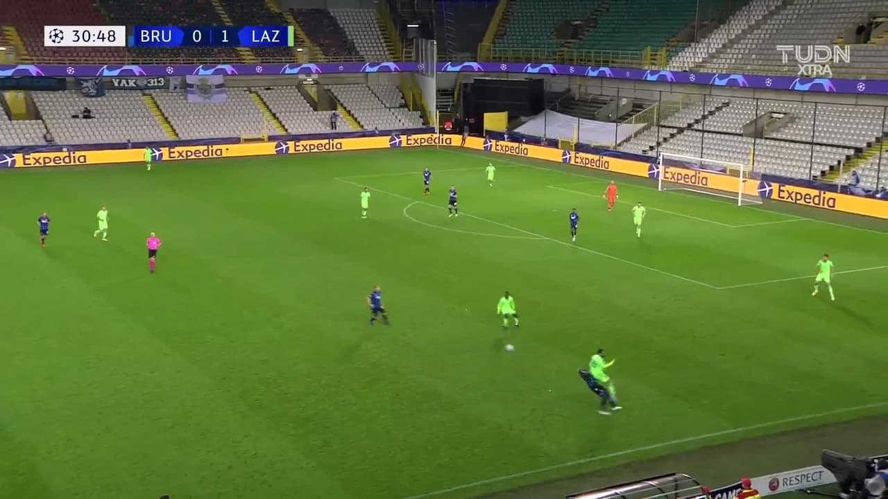 Tarjeta amarilla. El árbitro amonesta a Krepin Diatta de Club Brugge