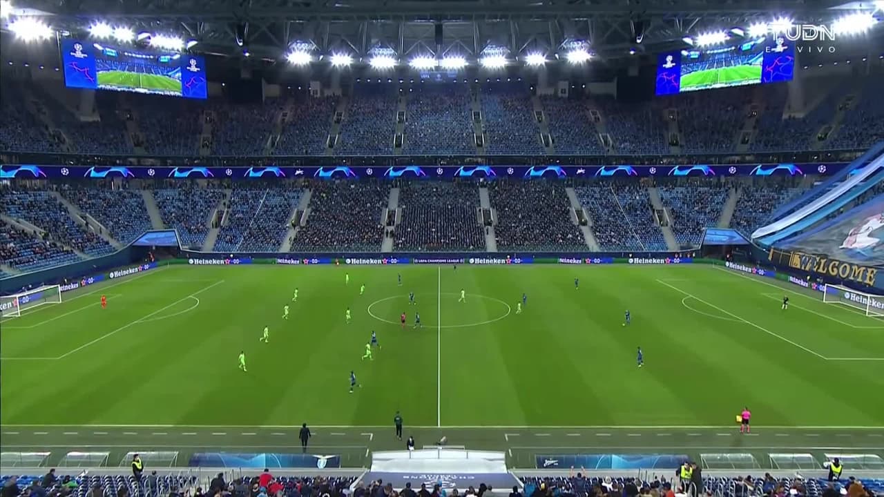 Arranca el partido y la pelota está en juego.