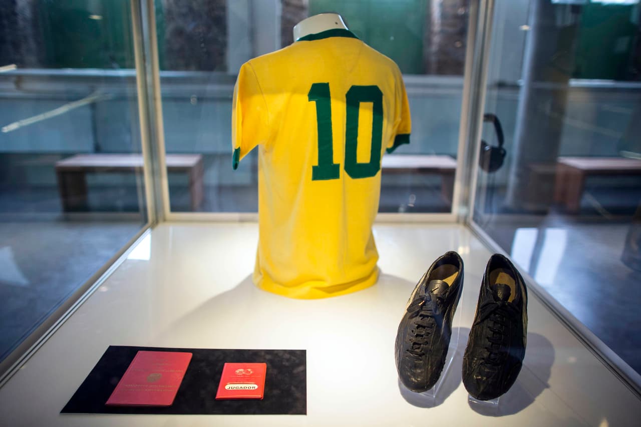 El dorsal ‘10’ en la camiseta amarilla y estos botines, típicos de la época donde el brasileño fue capaz de mostrar su talento y conquistar al mundo.