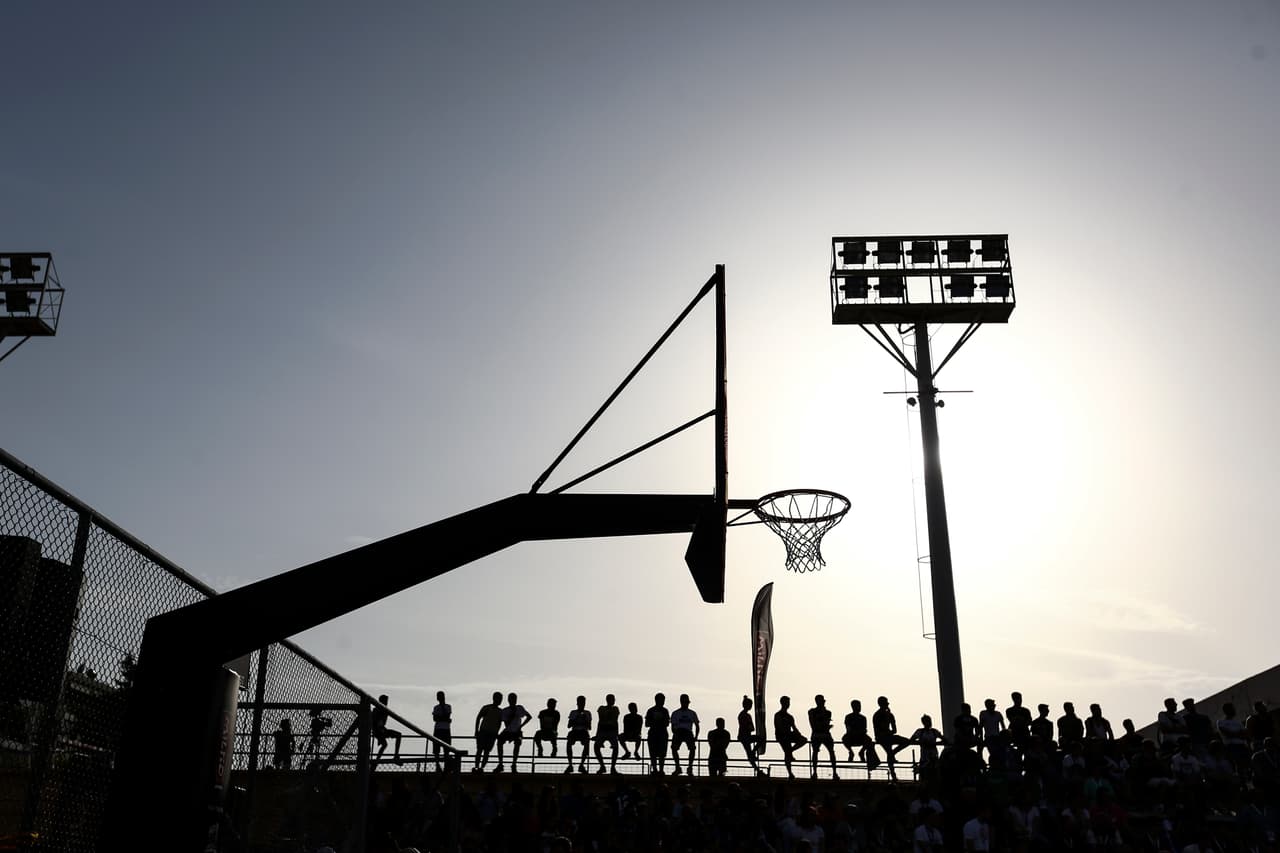 Las transmisiones de los juegos de los Milwauke Bucks, el éxito de Giannis Antetokounmpo,la venta de camisetas y que se hable más de la NBA son factores que han contribuido a aumentar la popularidad del básquetbol en Grecia.