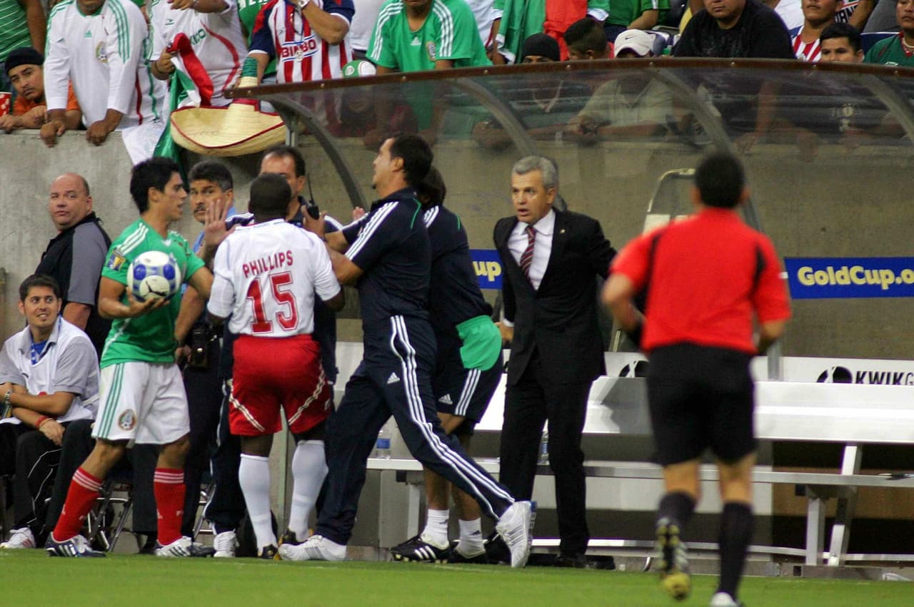 Por si faltara algo más Aguirre se involucró en una polémica con jugadores en la Copa Oro 2009 cuando el ‘Vascp’ pateó a un jugador de Panamá en un suceso que acabó en la suspensión del entrenador varios juegos.