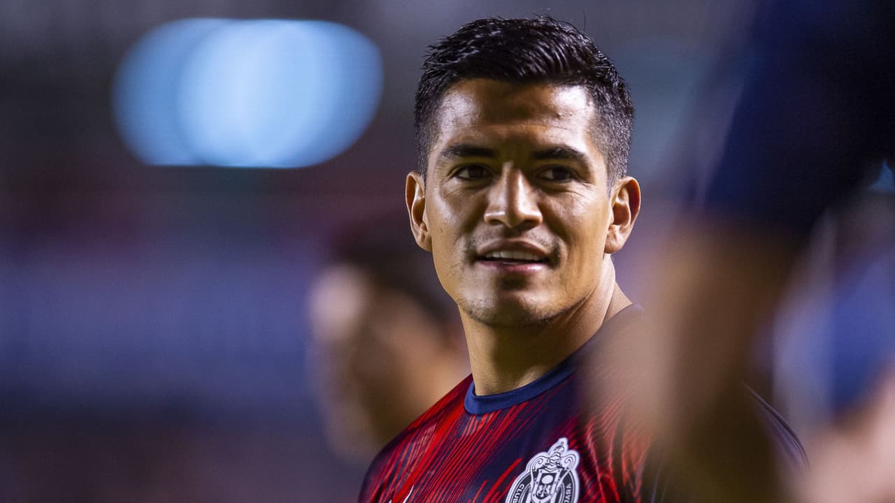 'Chapo' Sánchez se queda fuera de gira de Chivas por visa
