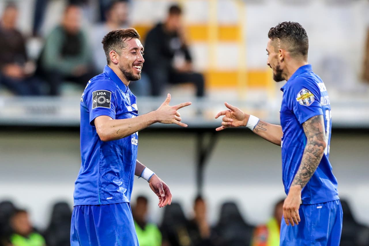 Ya en el minuto 90'+3 el mexicano Héctor Herrera (izquierda) selló el triunfo de los Dragones, marcando el 3-0 definitivo.