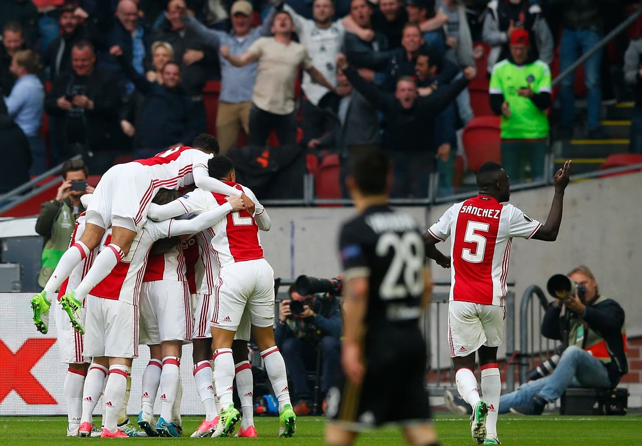 En esta temporada el único que podía llegar cerca al enorme objetivo de la Juventus es el Ajax de Amsterdan, sin embargo su máxima aspiración europea está en la Europa League, por lo que no es comparable. Además, en la última fecha de la Eredivisie no logró arrebatarle le título al Feyenoord.