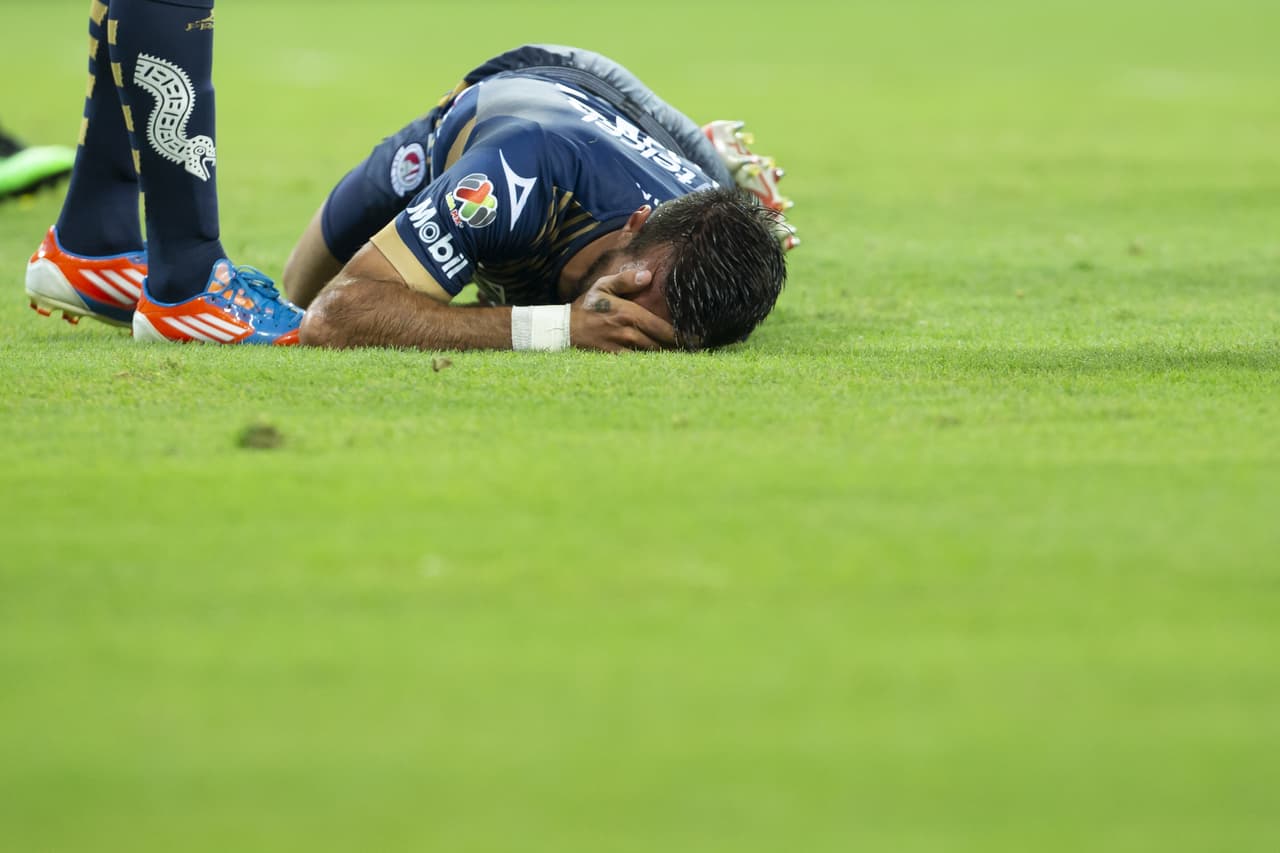 Un fuerte choque de cabezas entre un elemento de Chivas y otro de San Luis, dejó afectado a ambos y el potosino lucía bastante lesionado.