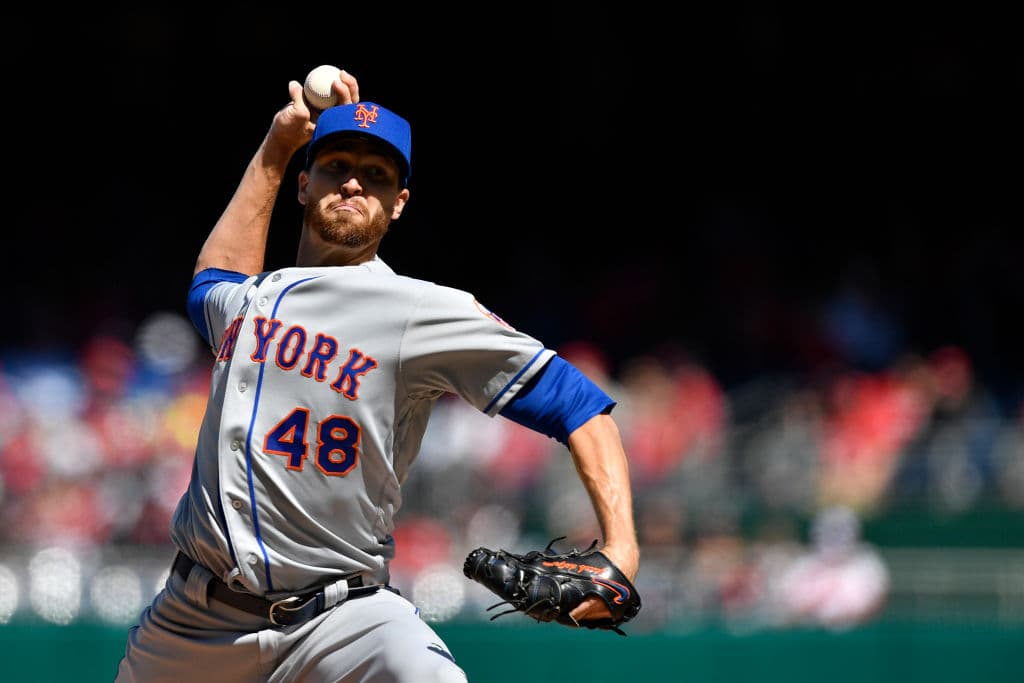 Mientras que Jacob deGrom (1-0) transitó 6.0 entradas por los Mets, no permitió carrera, apenas concedió una base por bolas y ponchó a 10 para acreditarse la decisión.