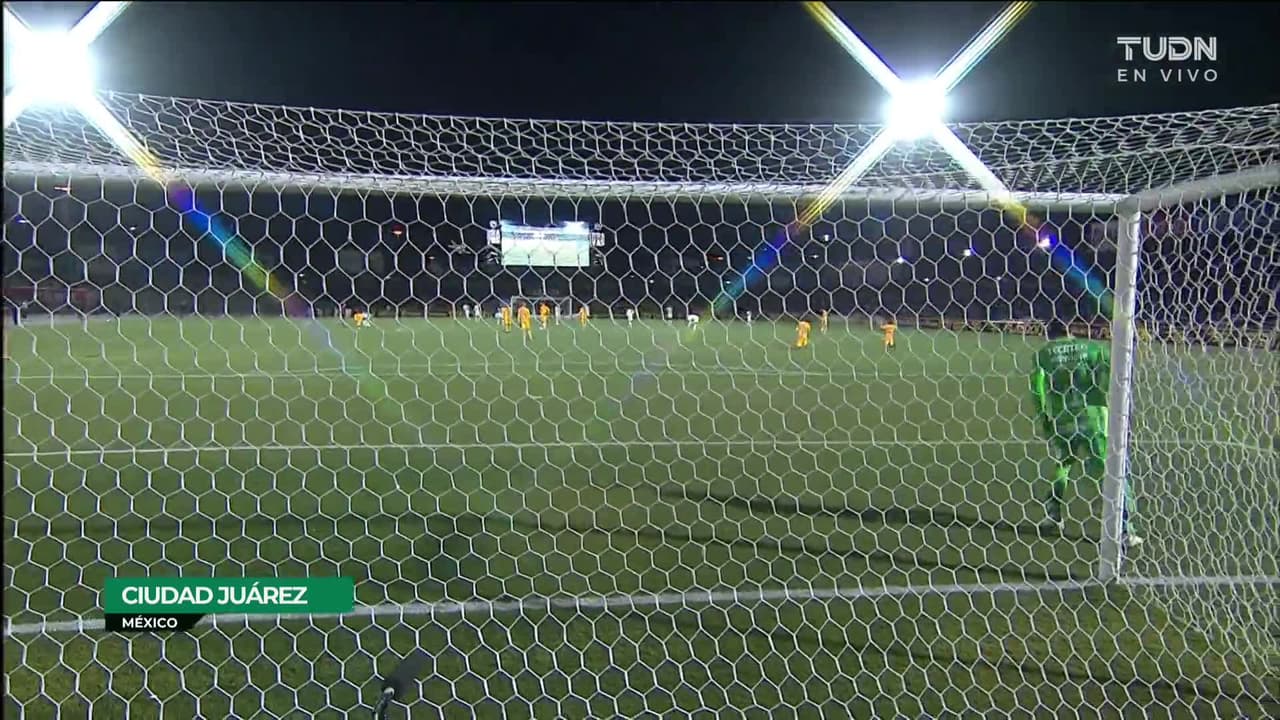 Arranca el partido y la pelota está en juego.