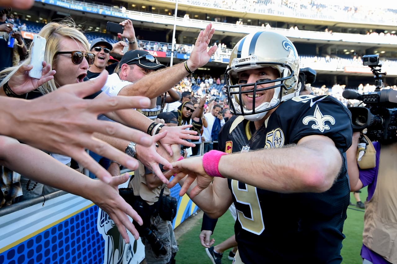 Drew Brees feliz con sus fans en San Diego por la victoria de los Saints.