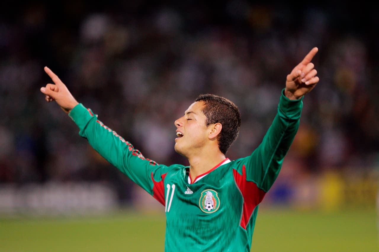 El primer gol de Hernández fue en su segundo partido convocado, el 24 de febrero de 2010, en la goleada 5-0 contra Bolivia.