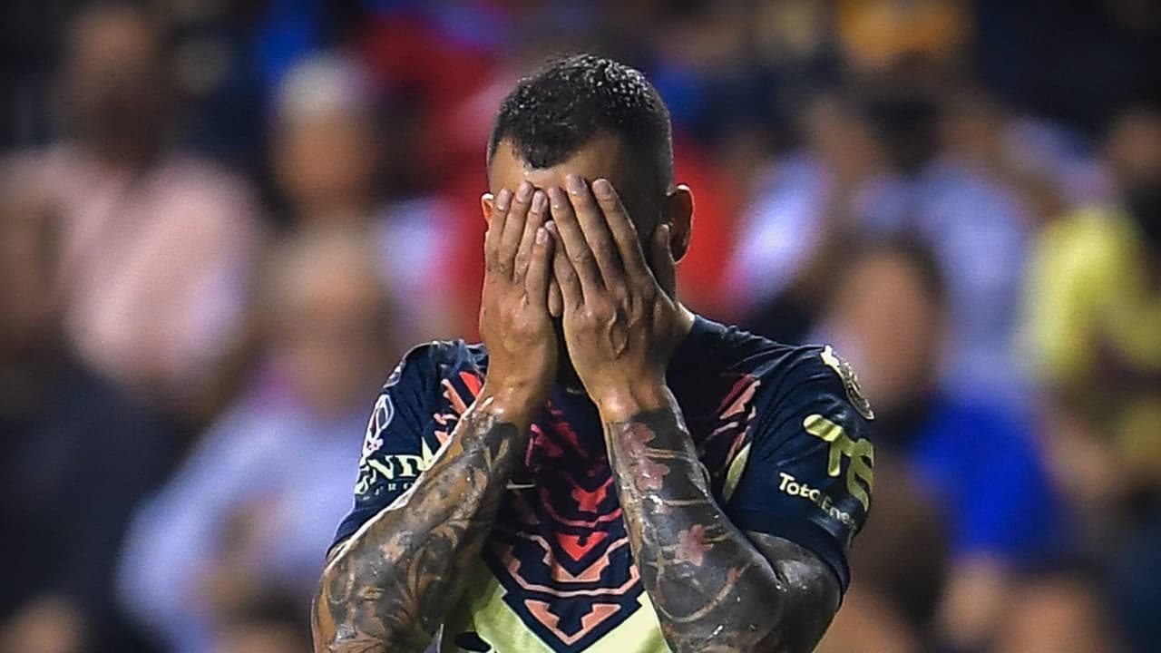 Emanuel Aguilera, baja con América ante Pumas por molestia