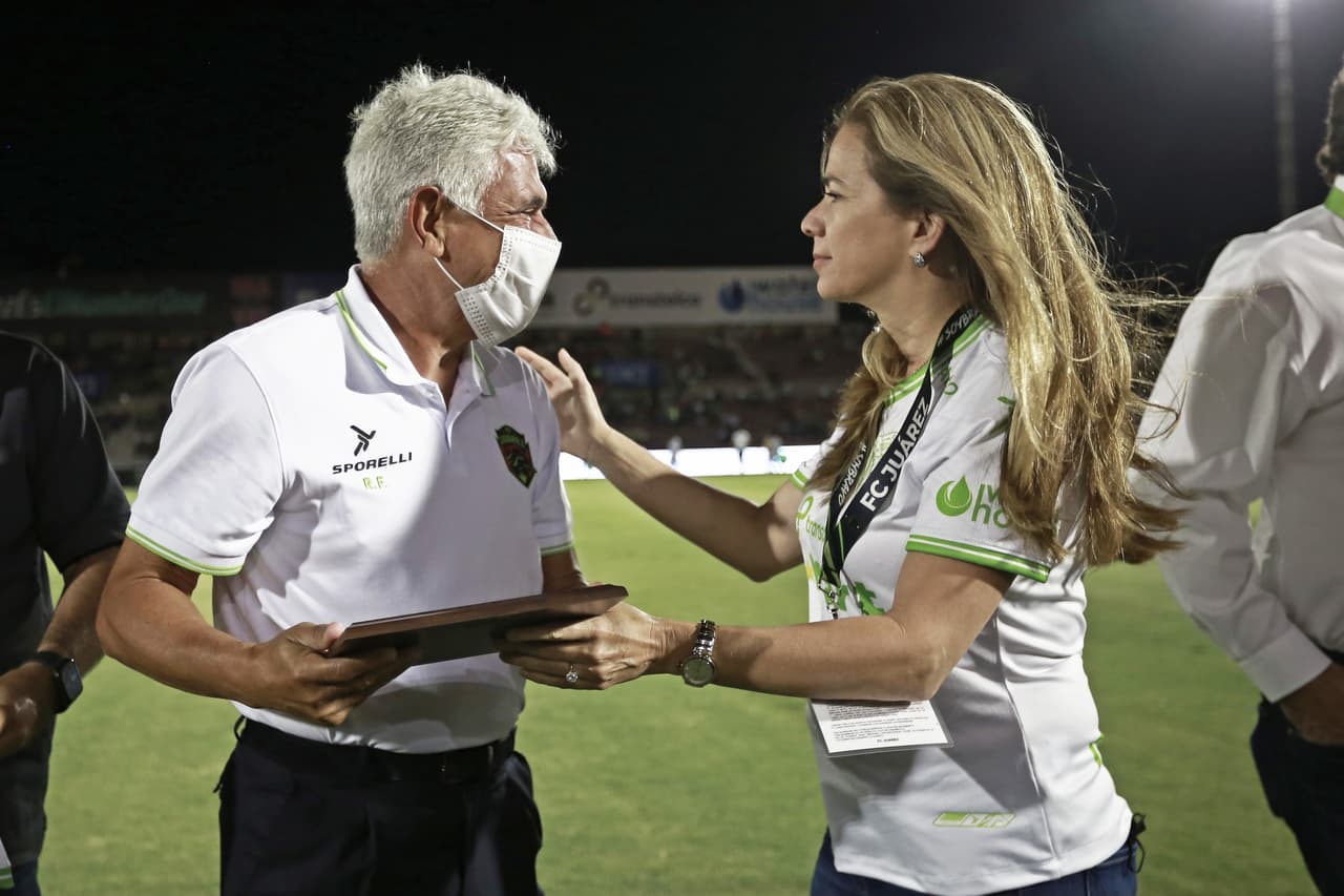 Juárez se disculpa por palabras discriminatorias del Tuca