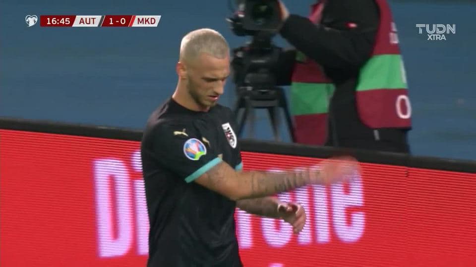 Tiro desviado de Marko Arnautovic