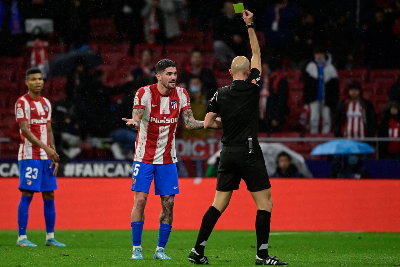El silbante Pablo González trajo una auténtica fiesta con las cartulinas. En total mostró 6, aunque una fue anulada.