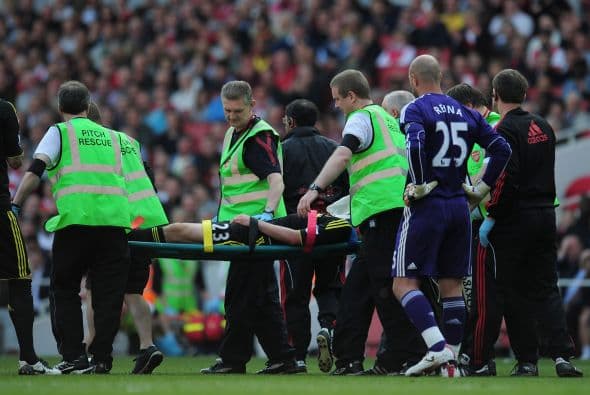 Tras este preocupante acontecimiento, el futbolista fue retirado del campo asistido con oxígeno.