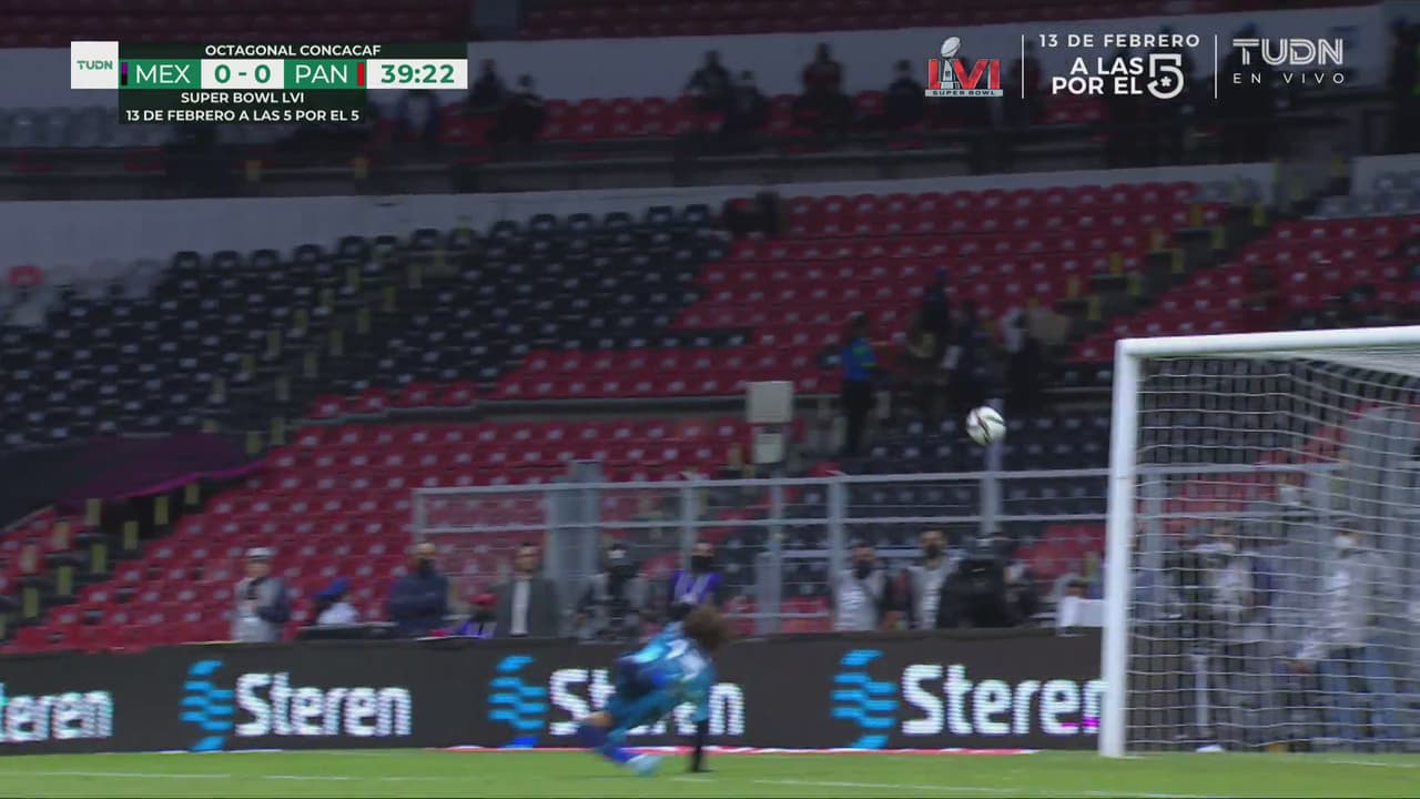 ¡Casi se manda un golazo! César Yanis manda un tiro que pasa rozando