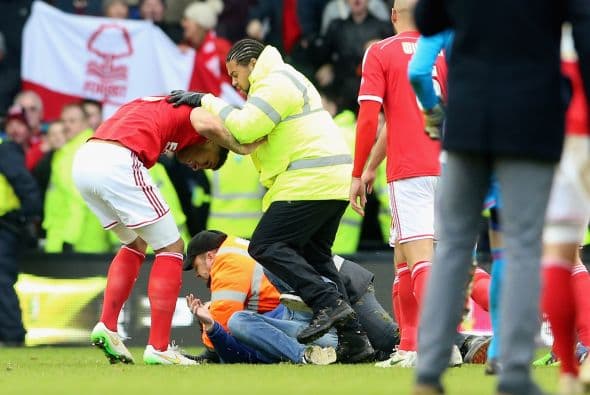 El momento en el que Kelvin Wilson, jugador del Forest, era agredido.