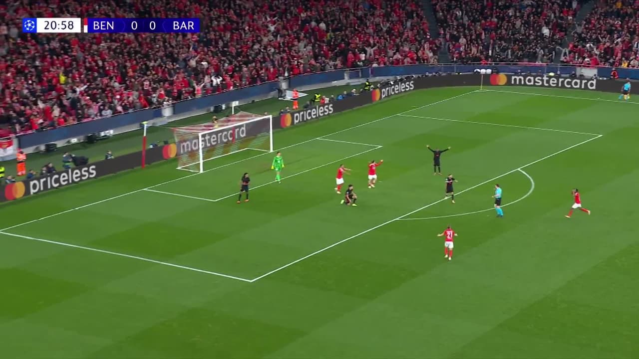 ¡Expulsión! El árbitro saca la roja directa a Pau Cubarsí.