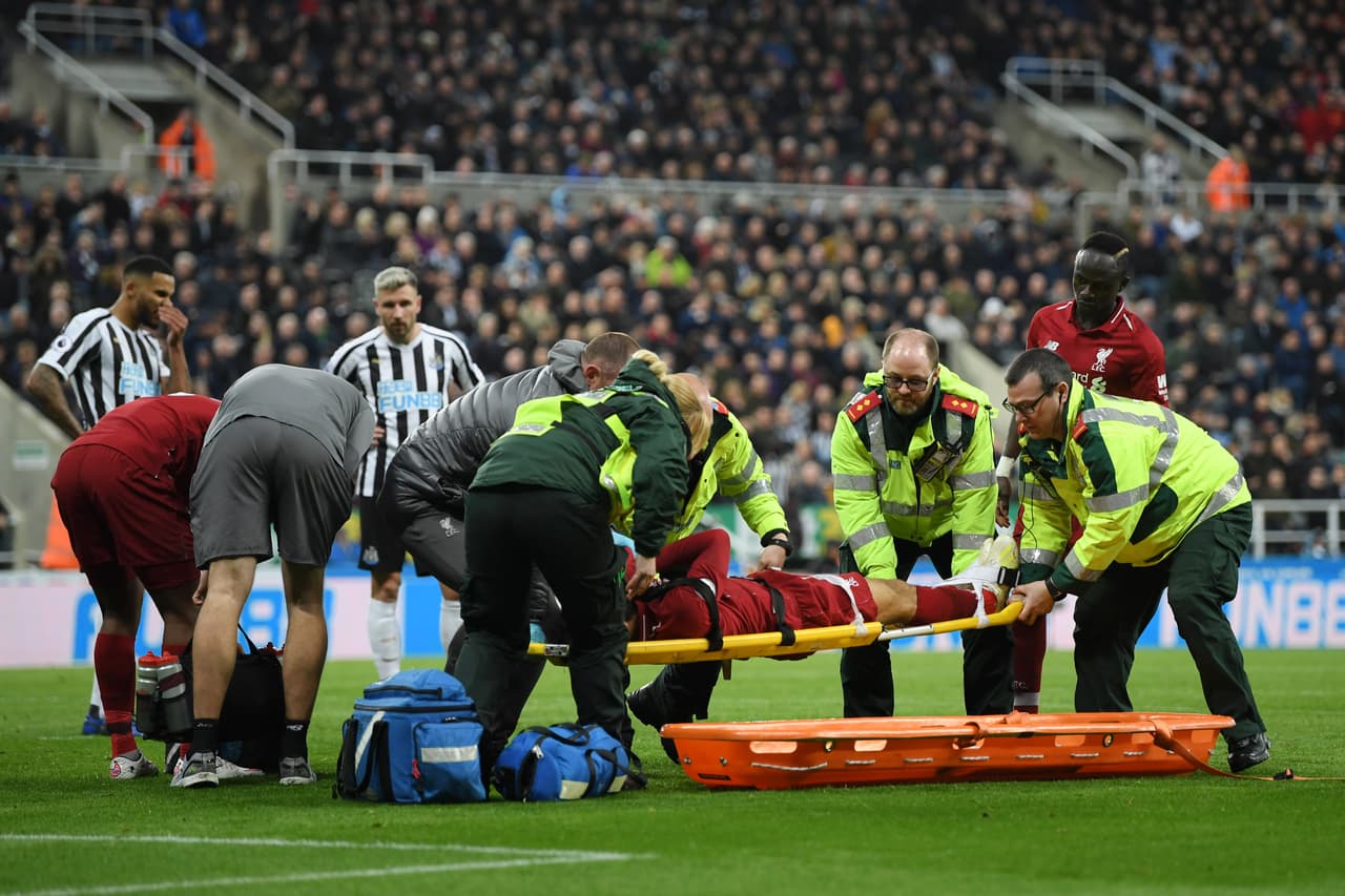 Al minuto 73' finalmente fue sustituido y trasladado a un hospital Mohamed Salah, quedando en duda para el juego del martes por la Semifinal de la UEFA Champions League contra Barcelona.