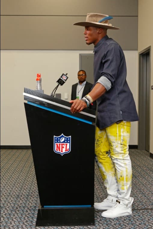 <b>Cam</b>eron Jerrell
<b>Newton</b> celebra su cumpleaños número 28 este 11 de mayo y por ello quisimos mostrar cómo ha ido cambiando su
<i>look</i> durante las seis temporadas que lleva en la NFL. El quarterback de los
<b><a href="http://www.univision.com/deportes/nfl/carolina-panthers">Carolina Panthers</a></b> ha sorprendido en casi todas sus conferencias de prensa pues no escatima al momento de presentarse en público.