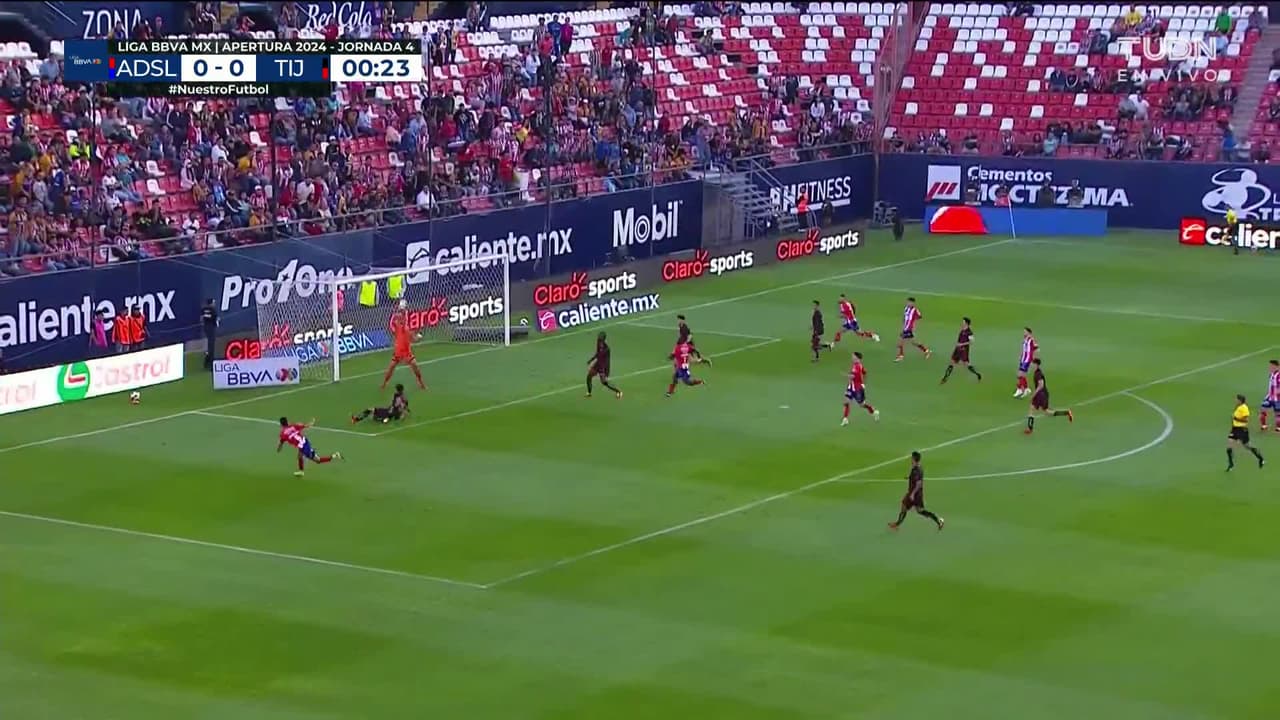 Arranca el partido y la pelota está en juego.