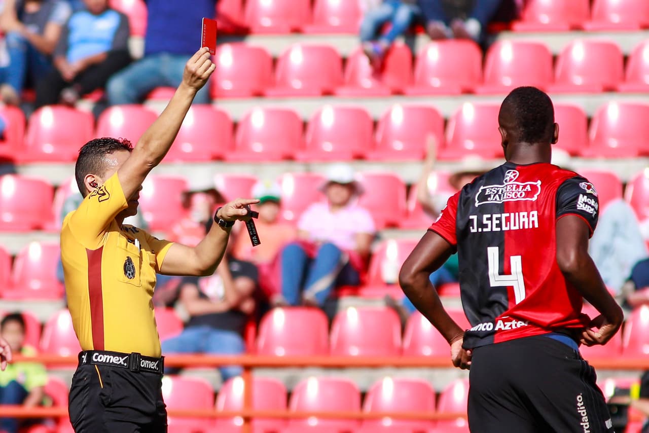 Jorge Andrés Segura también vio la cartulina roja al minuto 31 y definitvamente mermó a los visitantes.