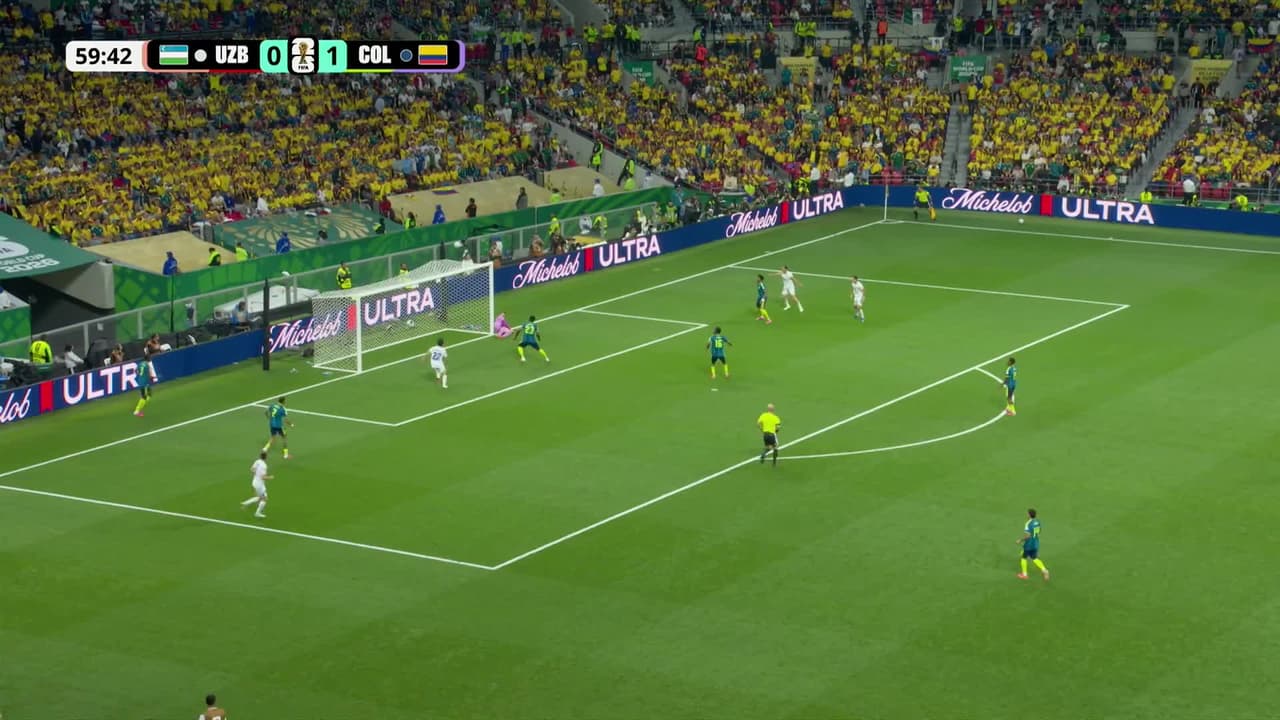 ¡GOL!  anota para Uzbekistán. Abbosbek Fayzullaev