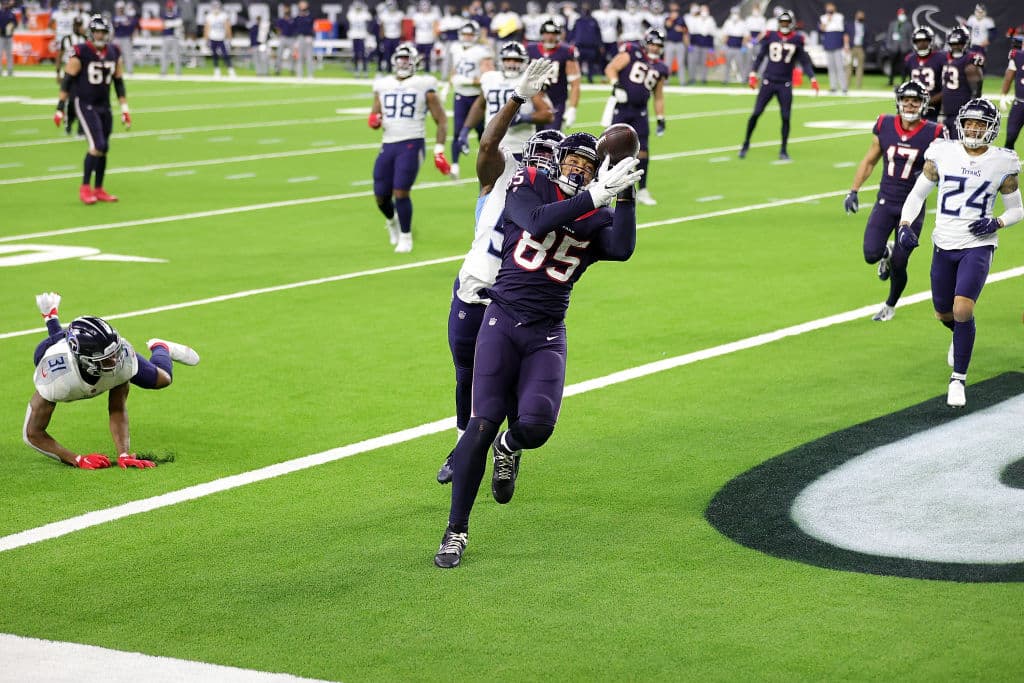 Derrick Henry brilla con 250 yardas terrestres y dos anotaciones en la victoria 41-38 sobre los Houston Texans.