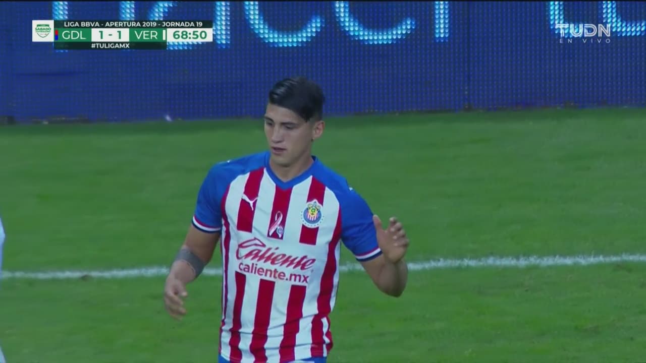 Alan Pulido empata el juego 1-1 y se acerca al título de goleo
