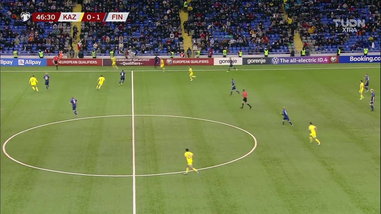 ¡GOL!  anota para Finlandia. Teemu Pukki