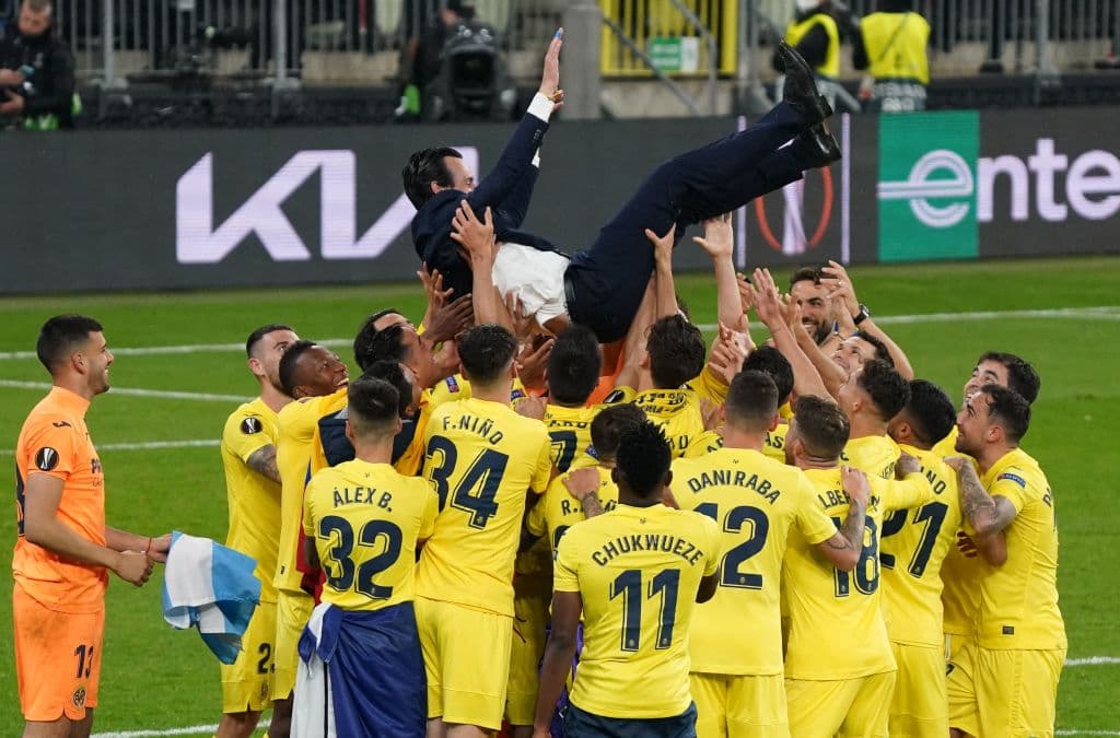 Tras 98 años, Villarreal porfin logra levantar el título de la UEFA Europa League tras vencer 11-10 en la tanda de penaltis al Manchester United.