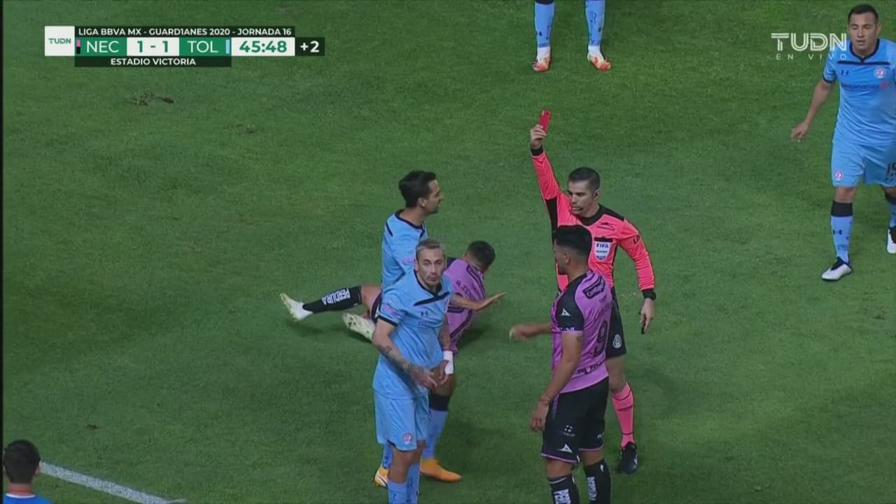 ¡El VAR entra en acción! El árbitro corrige una expulsión a Sambueza