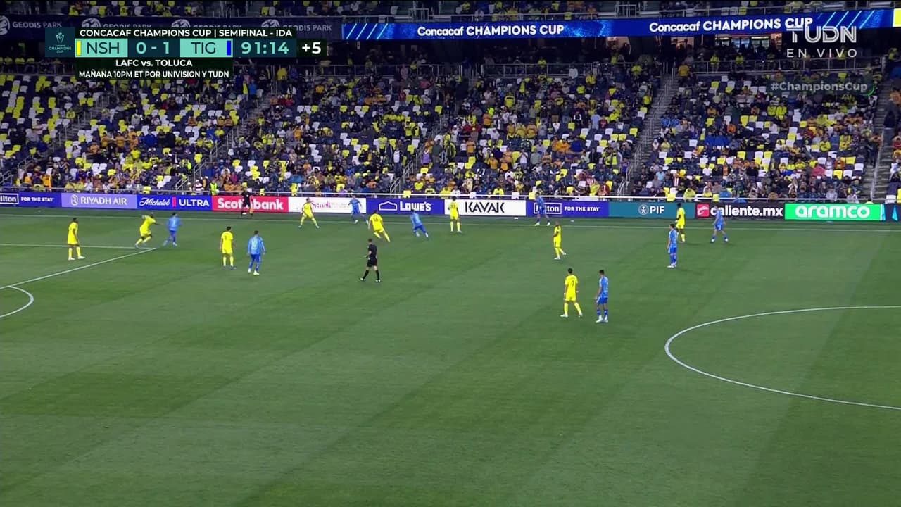 ¡TIRO ATAJADO! disparo por Diego Lainez.